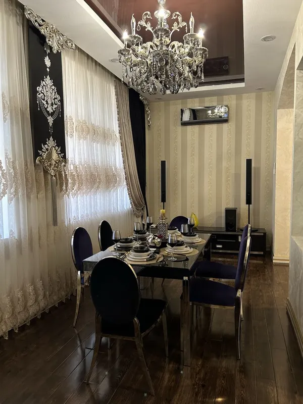 Продаётся просторная 4-комнатная квартира с ремонтом, с мансардой 100м², 2 санузлами, 2 парковочными местами, в банковском доме на Чехова 2