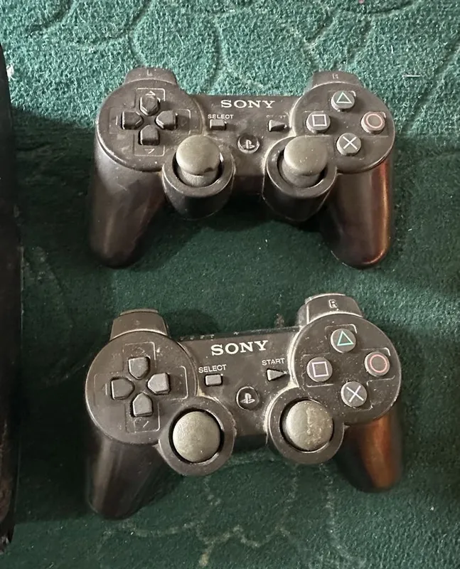 PlayStation 3 с 2 геймпадами 3 PlayStation 3 с 2 геймпадами 3