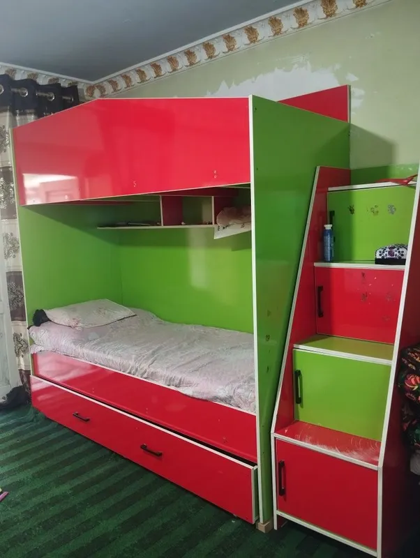 3 qavatli divan holati yaxshi 2 3 qavatli divan holati yaxshi 2