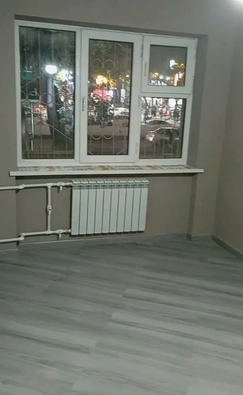 Клеим обои, укладка ламината, установка плинтусов.