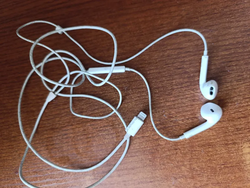 Продам проводные наушники от Apple и защитное стекло,недорого — фото 1 Продам проводные наушники от Apple и защитное стекло,недорого — фото 1